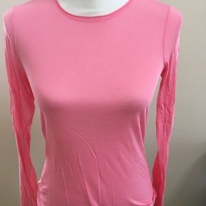 Long sleeve feather weight crew neck t-shirt.